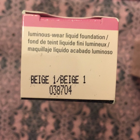 Mary Kay Luminous-Wear Liquid Foundation - Picture 2 of 8